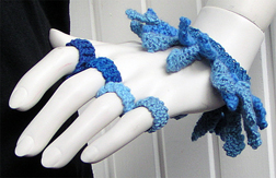 Stickat armband i modellen Berlock med matchande ringar