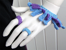 Stickat armband i modellen Berlock med matchande ringar