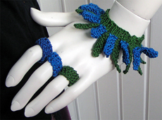 Stickat armband i modellen Berlock med matchande ringar