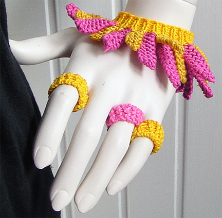 Stickat armband i modellen Berlock med matchande ringar