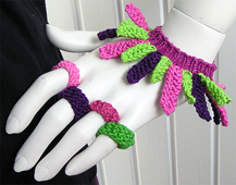 Stickat armband i modellen Berlock med matchande ringar