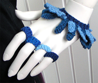 Stickat armband i modellen Berlock med matchande ringar