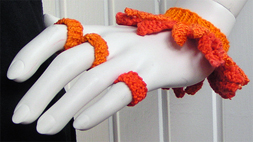 Stickat armband i modellen Berlock med matchande ringar