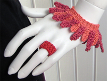 Stickat armband i modellen Berlock med matchande ring