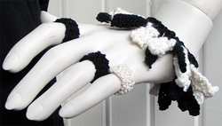 Stickat armband i modellen Berlock med matchande ringar