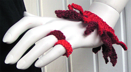 Stickat armband i modellen Berlock med matchande ringar