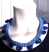 Stickat halsband i modellen Cirkel
