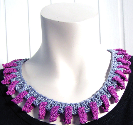 Stickat halsband i modellen Cirkel