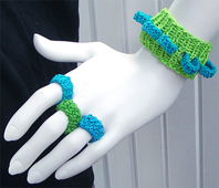 Stickat armband i modellen Cirkel med matchande ringar