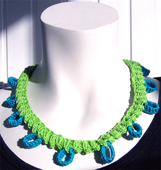 Stickat halsband i modellen Cirkel