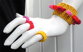 Stickat armband i modellen Cirkel med matchande ringar