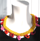 Stickat halsband i modellen Cirkel
