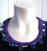 Stickat halsband i modellen Cirkel