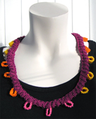 Stickat halsband i modellen Cirkel