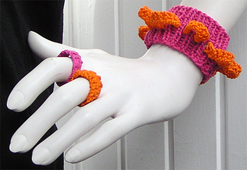 Stickat armband i modellen Cirkel med matchande ringar