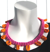 Stickat halsband i modellen Cirkel