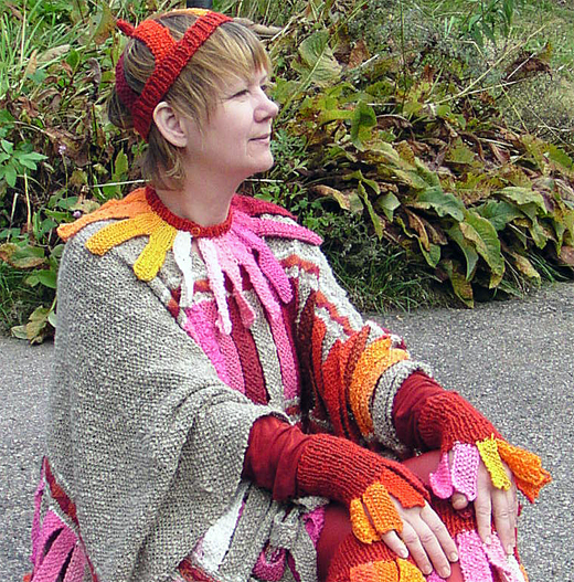 Monika visar hur fin den stickade kragen �r p�. H�r tillsammans med poncho, m�ssa, armband och benv�rmare.