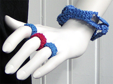 Stickat armband i modellen Kedja med matchande ringar