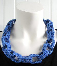 Stickat halsband i modellen Kedja