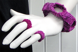 Stickat armband i modellen Kedja med matchande ringar