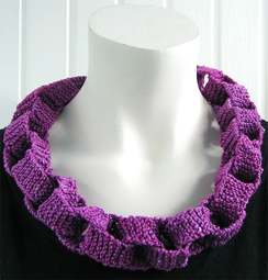 Stickat halsband i modellen Kedja