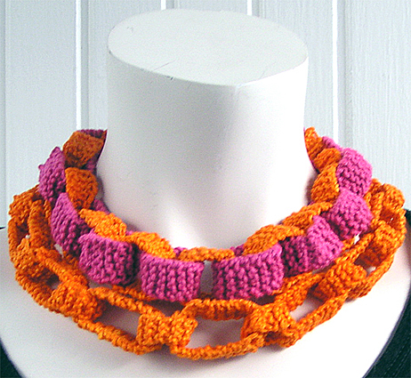 Stickade halsband i modellen Kedja