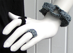 Stickat armband i modellen Kedja med matchande ringar