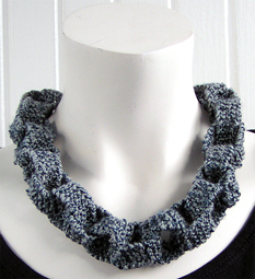 Stickat halsband i modellen Kedja