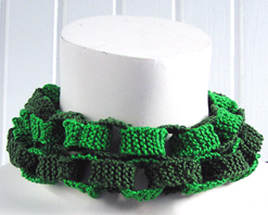 Stickat halsband i modellen Kedja