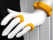 Stickat armband i modellen Kedja med matchande ringar