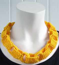 Stickat halsband i modellen Kedja