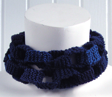 Stickat halsband i modellen Kedja