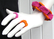 Stickat armband i modellen Kedja med matchande ringar