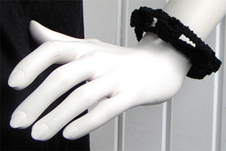 Stickat armband i modellen Kedja