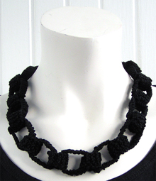 Stickat halsband i modellen Kedja