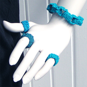 Stickat armband i modellen Kedja med matchande ringar