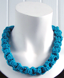 Stickat halsband i modellen Kedja