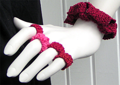 Stickat armband i modellen Kedja med matchande ringar