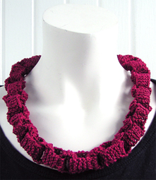 Stickat halsband i modellen Kedja