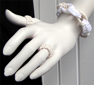 Stickat armband i modellen Kedja med matchande ringar