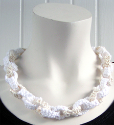 Stickat halsband i modellen Kedja