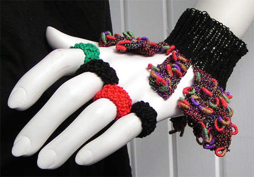 Stickat armband i modellen Unik med matchande ringar