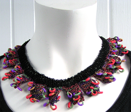 Stickat halsband i modellen Unik