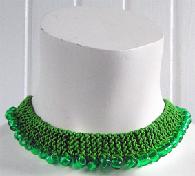 Stickat halsband  i modellen P�rla