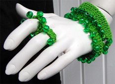 Stickat armband och ring i modellen P�rla