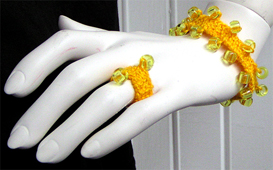 Stickat armband och ring i modellen P�rla