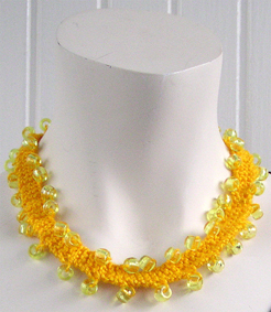 Stickat halsband  i modellen P�rla