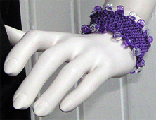 Stickat armband och ring i modellen P�rla