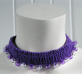 Stickat halsband  i modellen P�rla