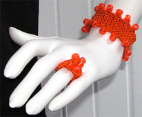 Stickat armband och ring i modellen P�rla